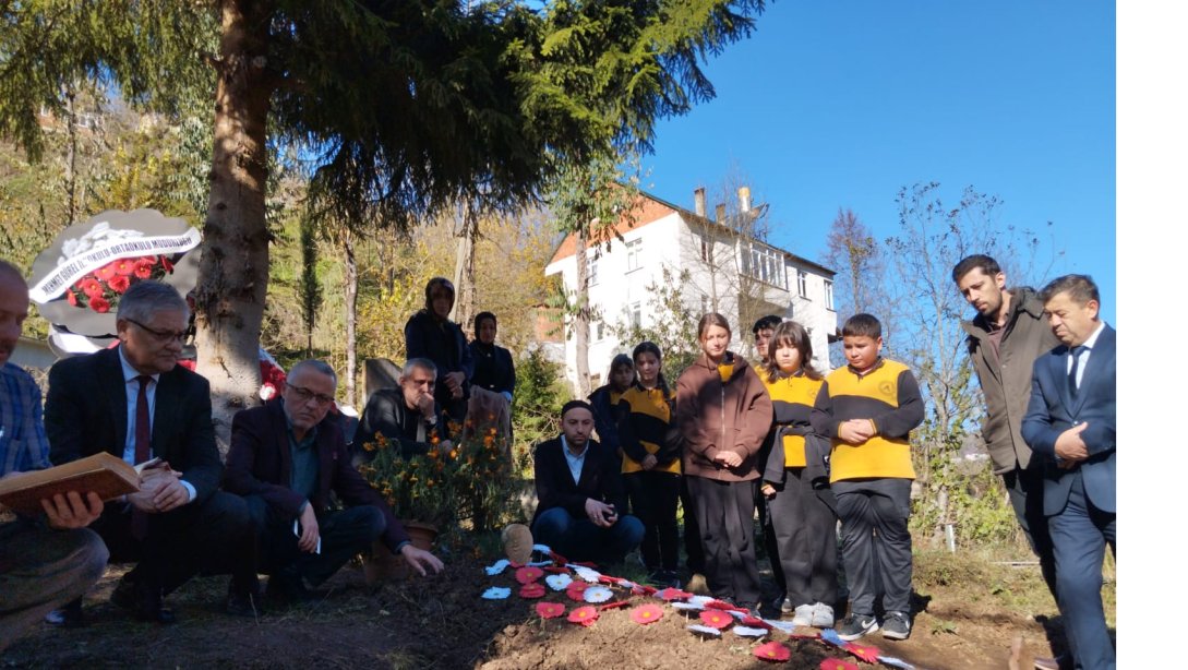 24 KASIM ÖĞRETMENLER GÜNÜ MÜNASEBETİYLE AHİRETE İNTİKAL ETMİŞ ÖĞRETMENLERİMİZ KABRİ BAŞINDA ANILDI